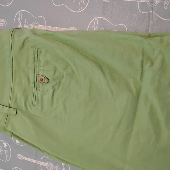 SOLD Green stretch Bermuda Knee Length Shorts Women’s Size 14 34W 13L - Picture 4 of 4
